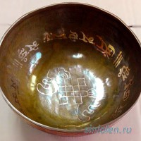 Поющая чаша ручной ковки с золотой мантрой  «Ом» и символом Тибета