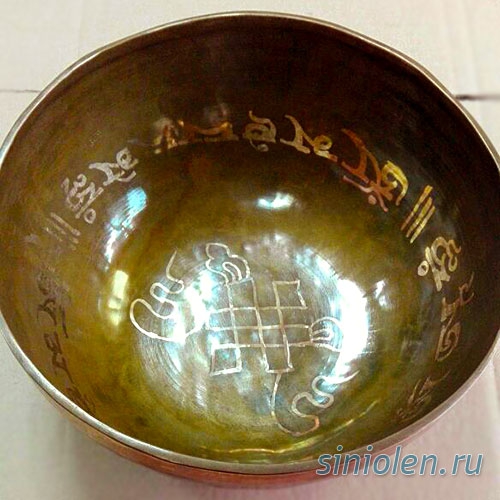 Поющая чаша ручной ковки с изображением «Узла удачи» и мантрой «Ом»
