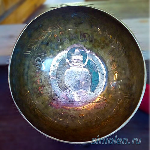 Тибетская поющая чаша ручной ковки с изображением Будды или Тары